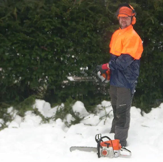 Mann mit Heckenschere