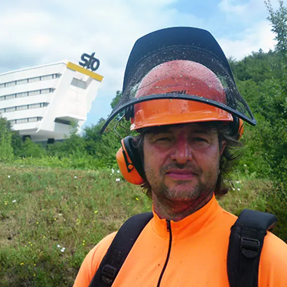 Mann vor STO-Gebäude